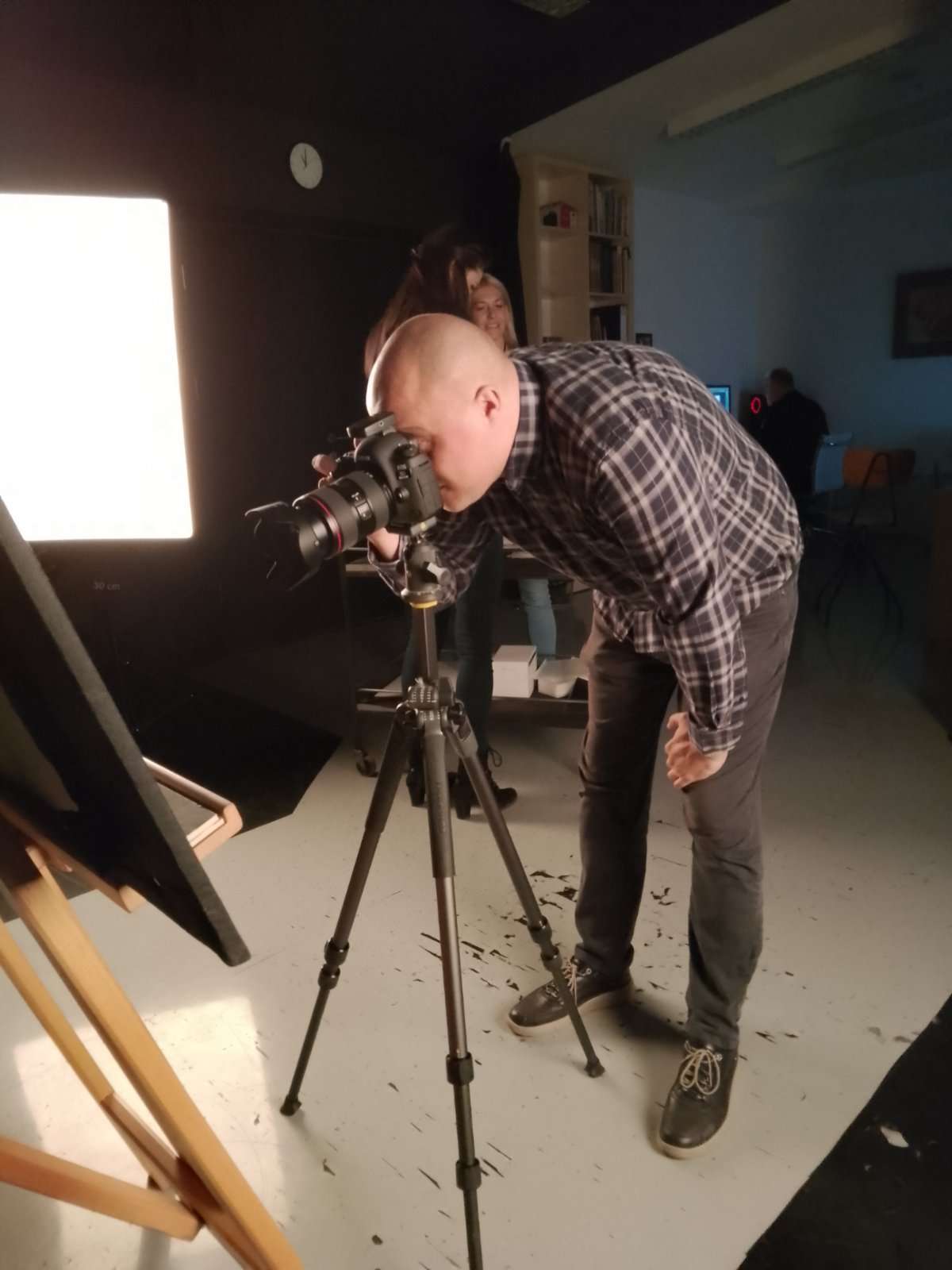 Momi Taking Photographs